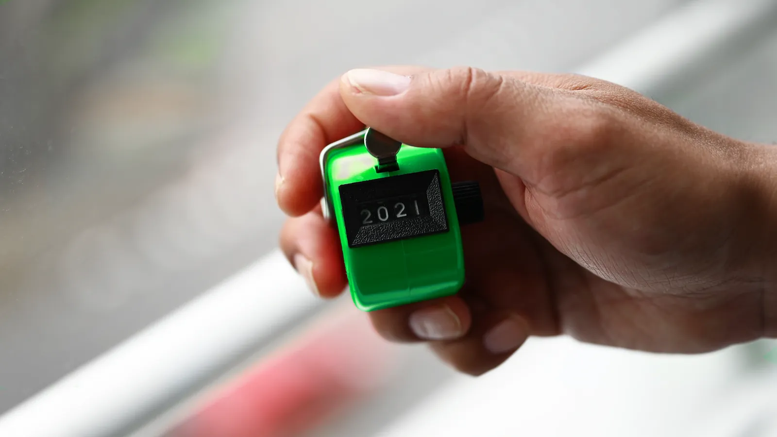 THAT Klickzähler in der Hand