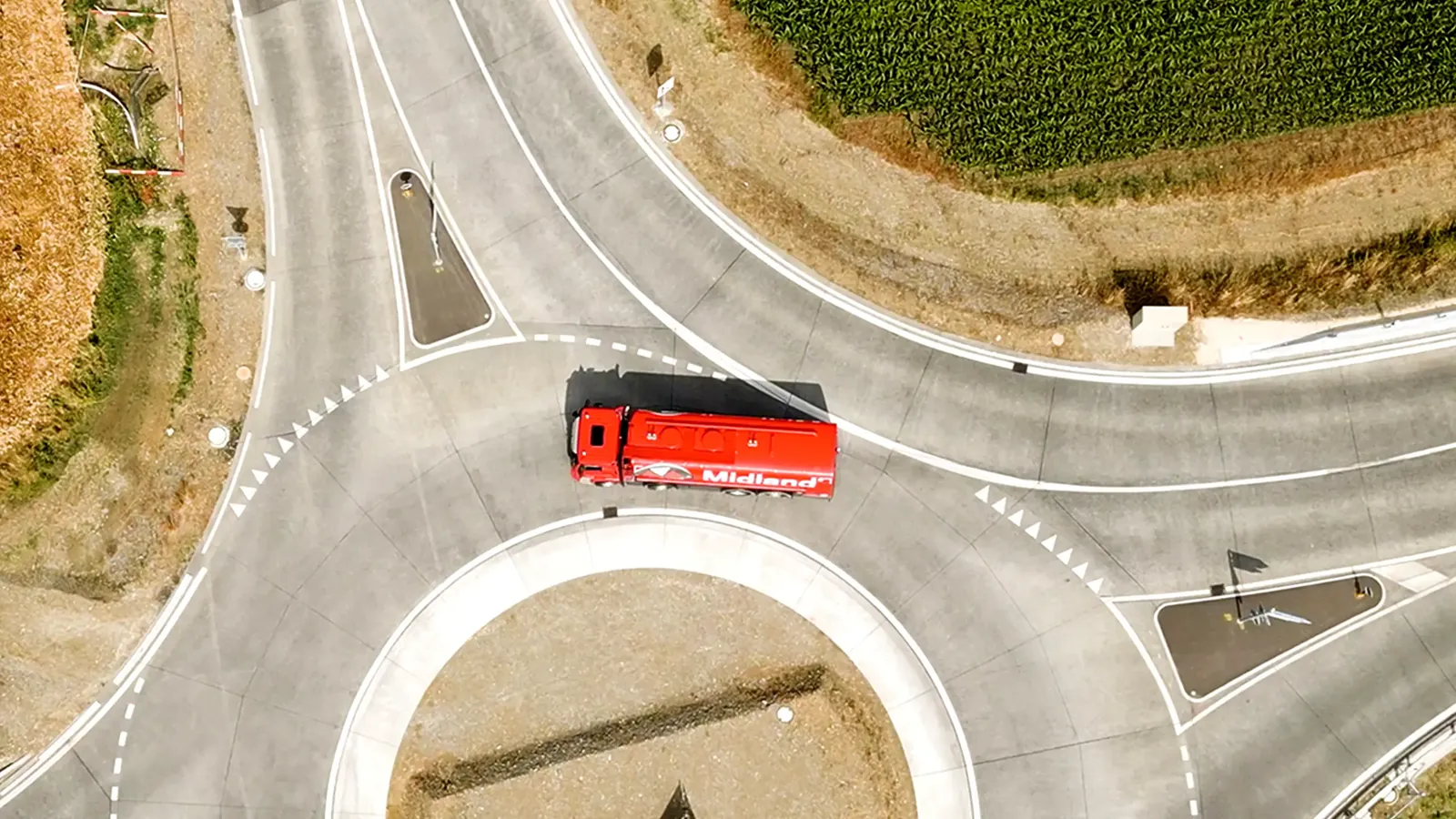 Drohnenshoot top view auf einen Kreisel mit Lastwagen