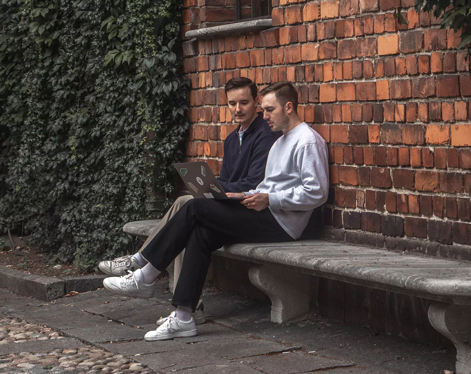 Grundarna av Form sitter på en bänk i Stockholm.