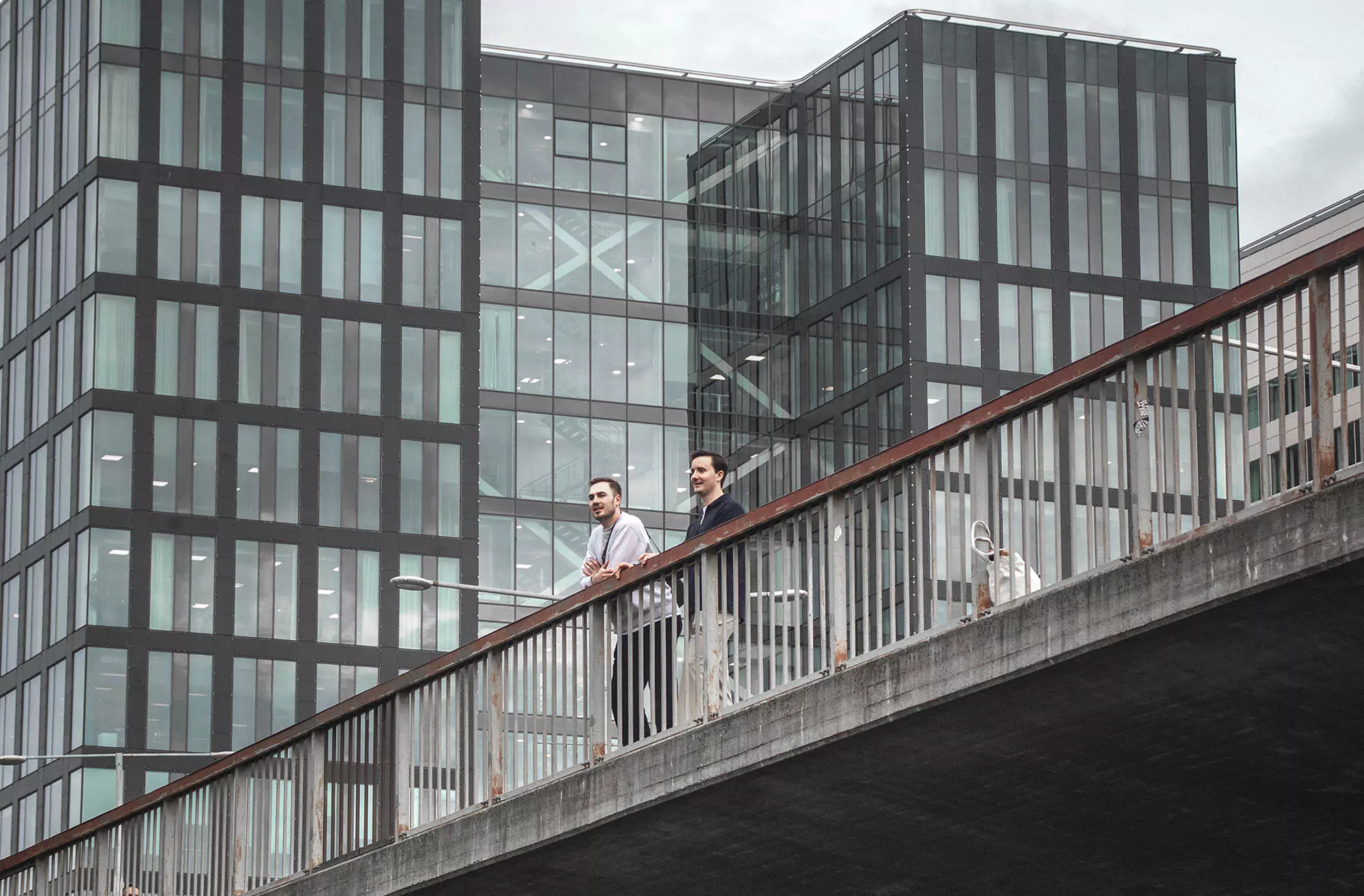 Grundarna av Form som står på en bro i Stockholm.