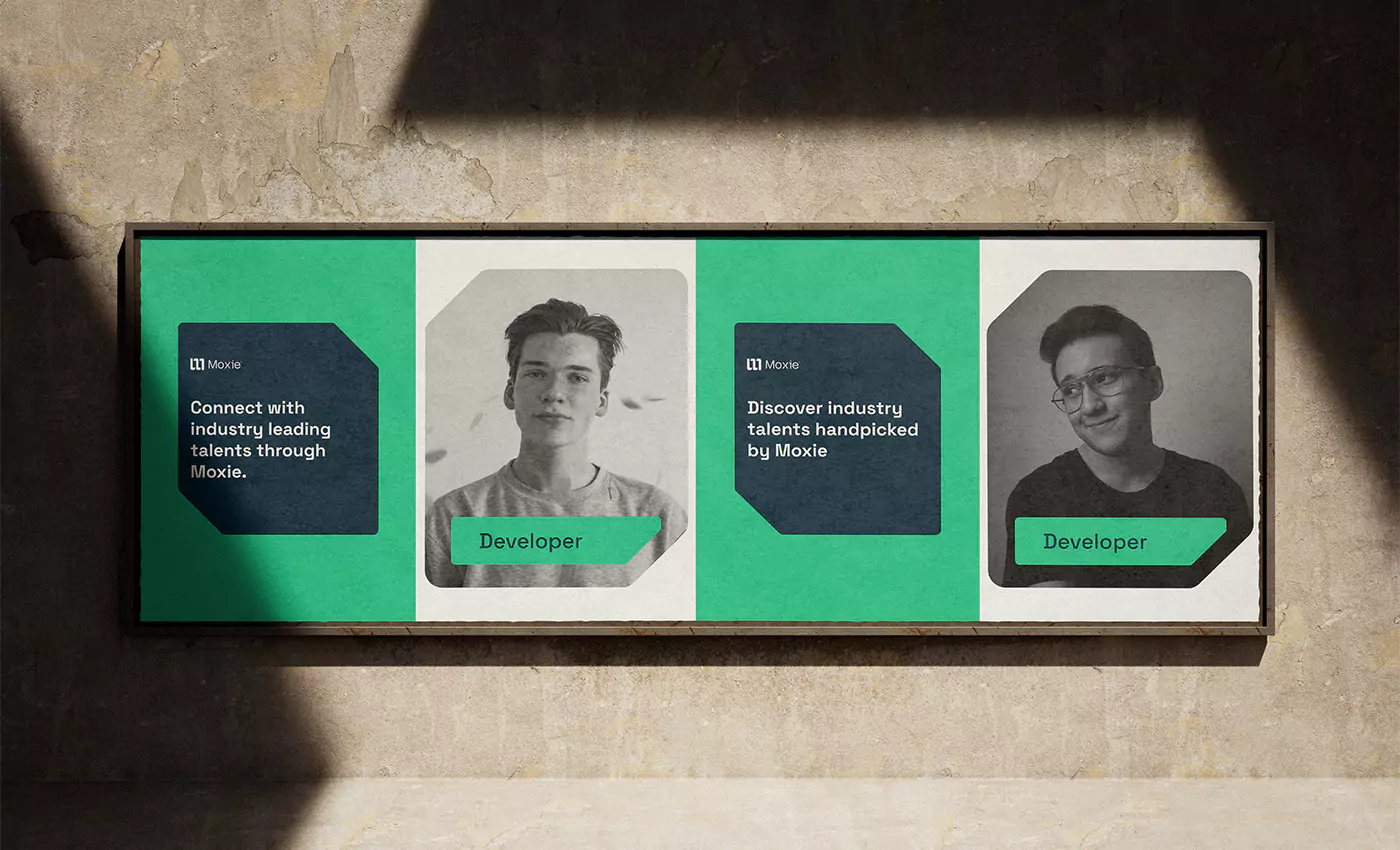 4 gröna och vita posters på en vägg.