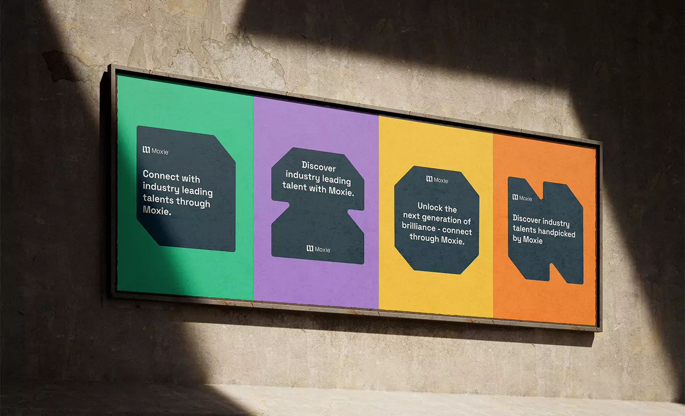 4 färgglada posters på en vägg.