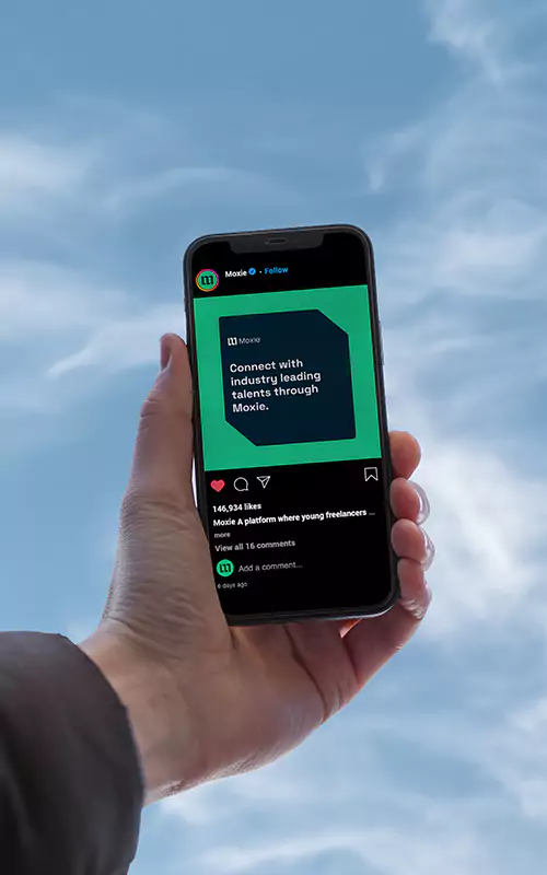1 telefoner som visar ett sociala medier inlägg.