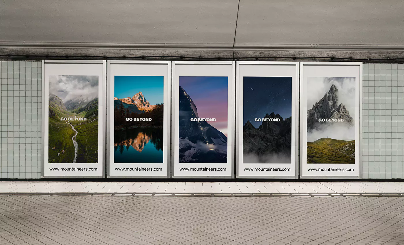 5 anslagstavlor på en tunnelbanestation.