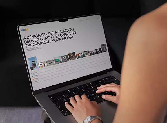 En kvinna som surfar på en dator på Form Visuals hemsida.