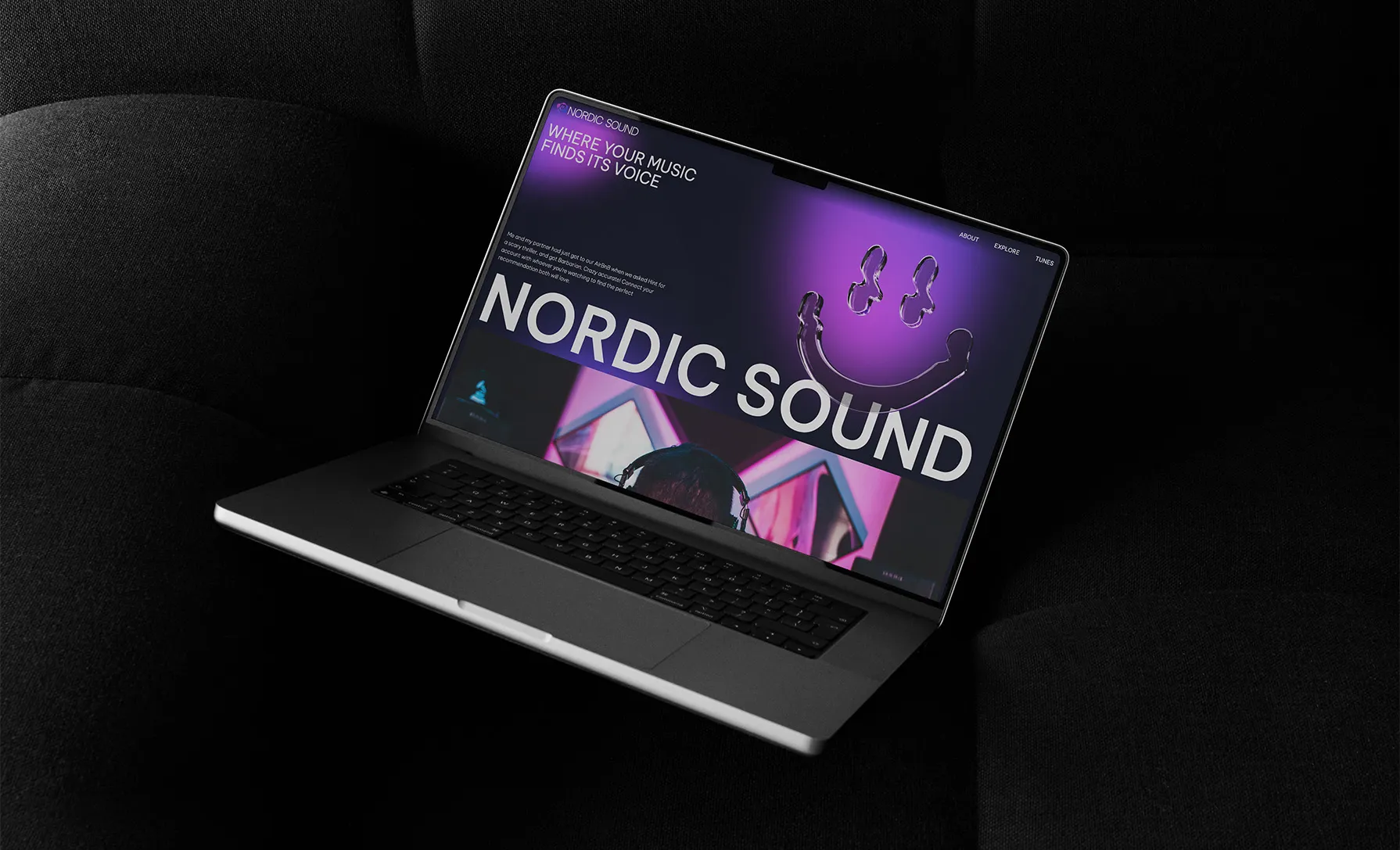 En dator som ligger i en soffa som visar Form Visuals hemsida.