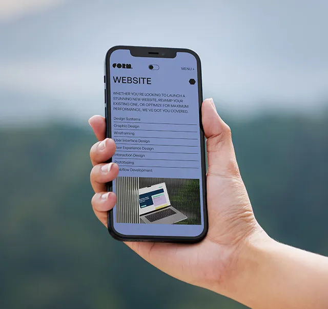 En man som håller en telefon som visar Form Visuals hemsida.