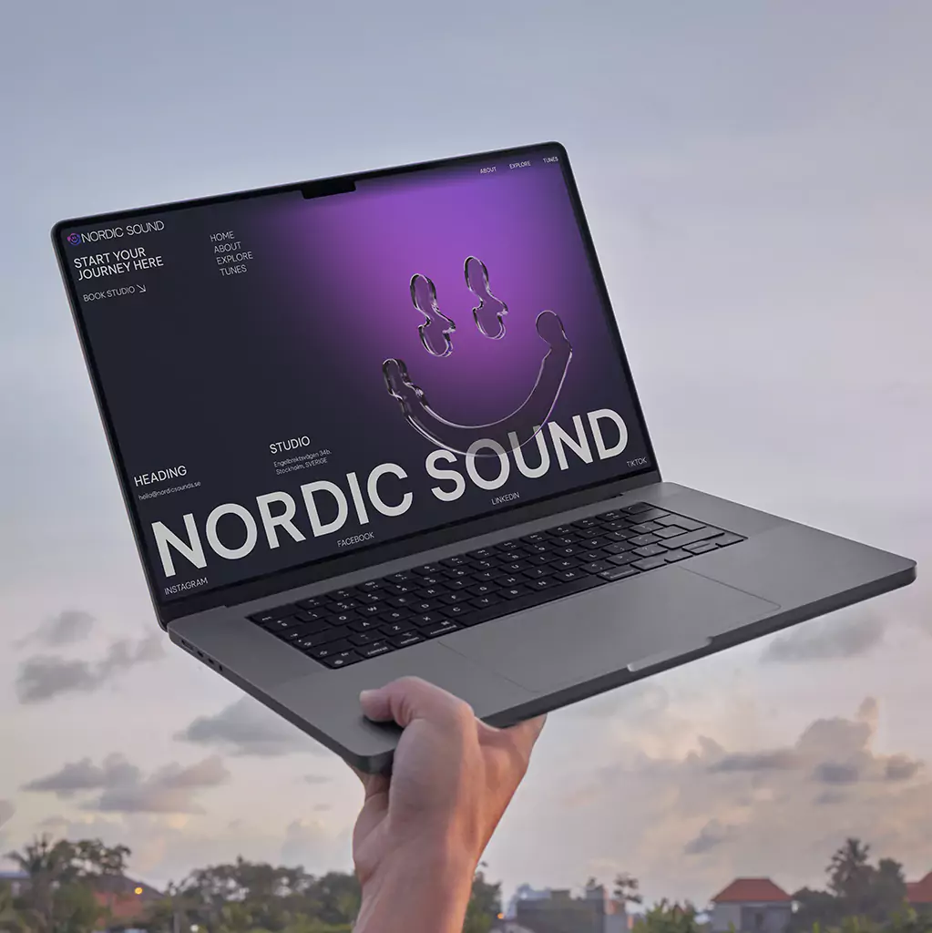 En man som håller i en dator.