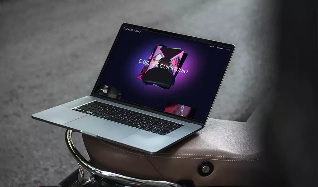 En dator som står på en moped.