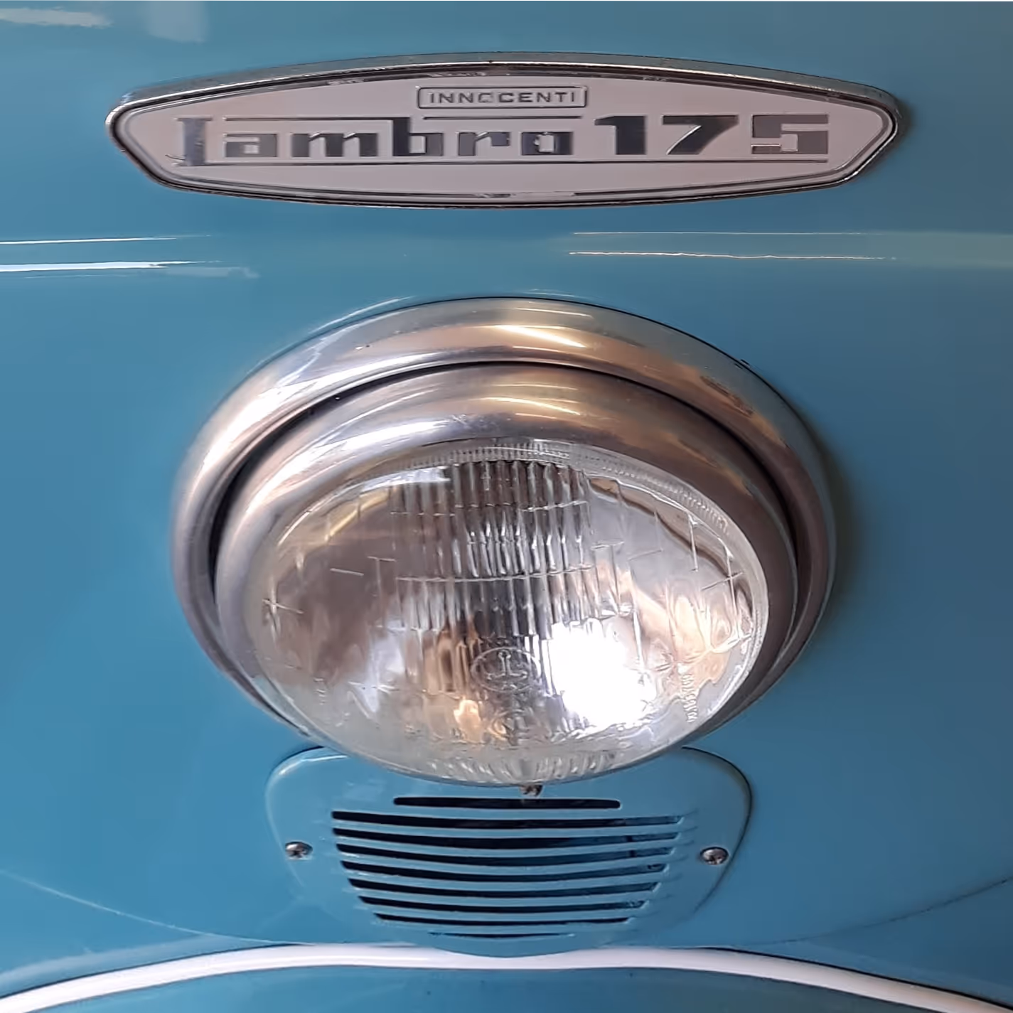 Front headlamp and emblem of a Innocenti Lambro 175 3 wheeler