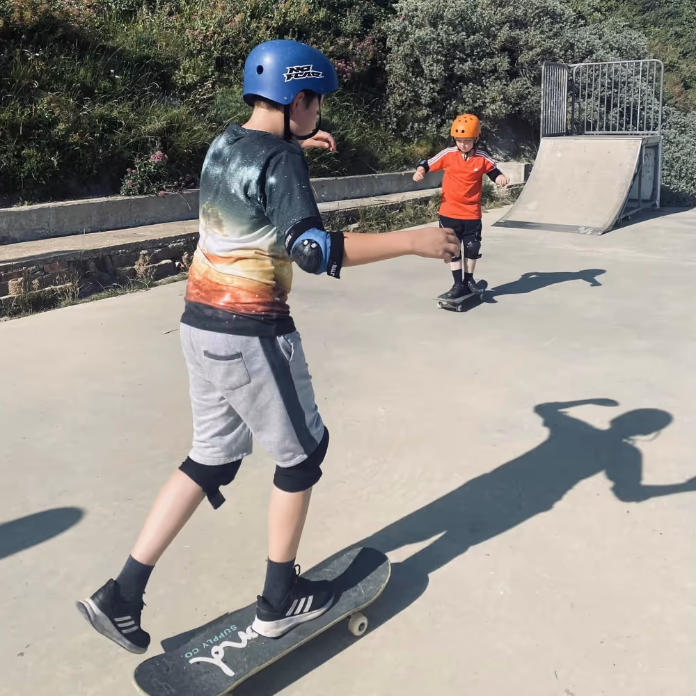 Kids scateboarding