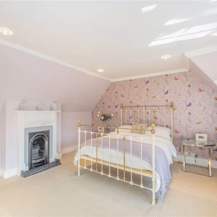 A pretty bedroom decorated in pink and lilac