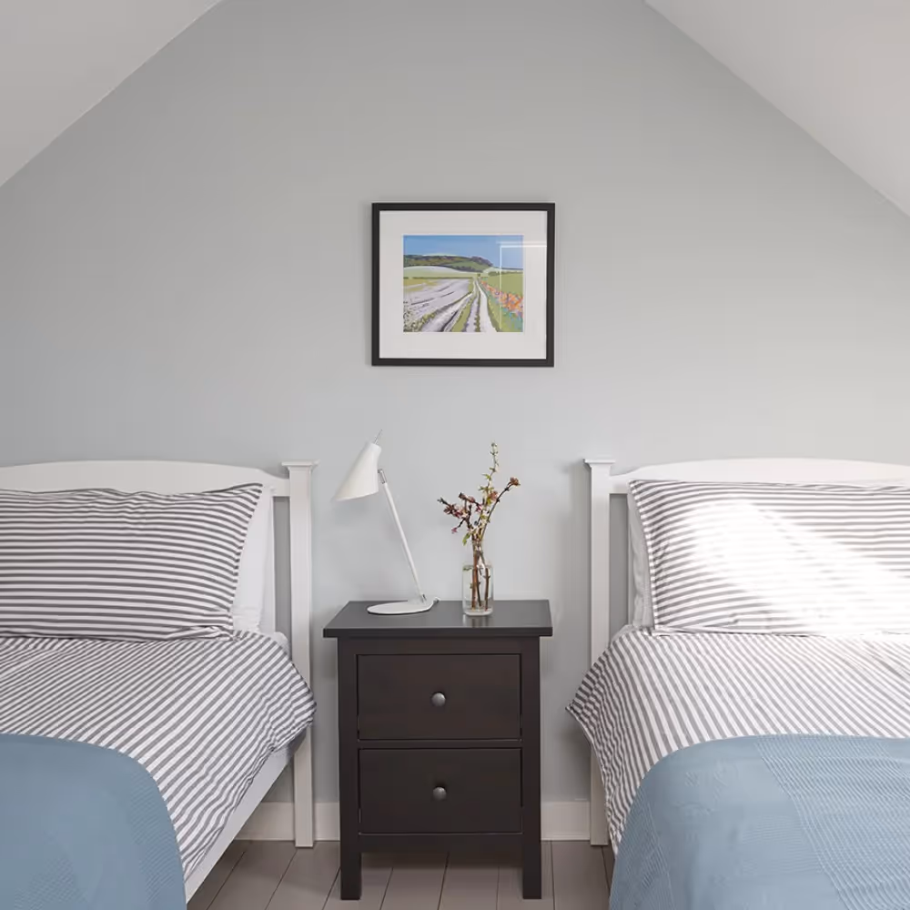 A bedroom with twin beds