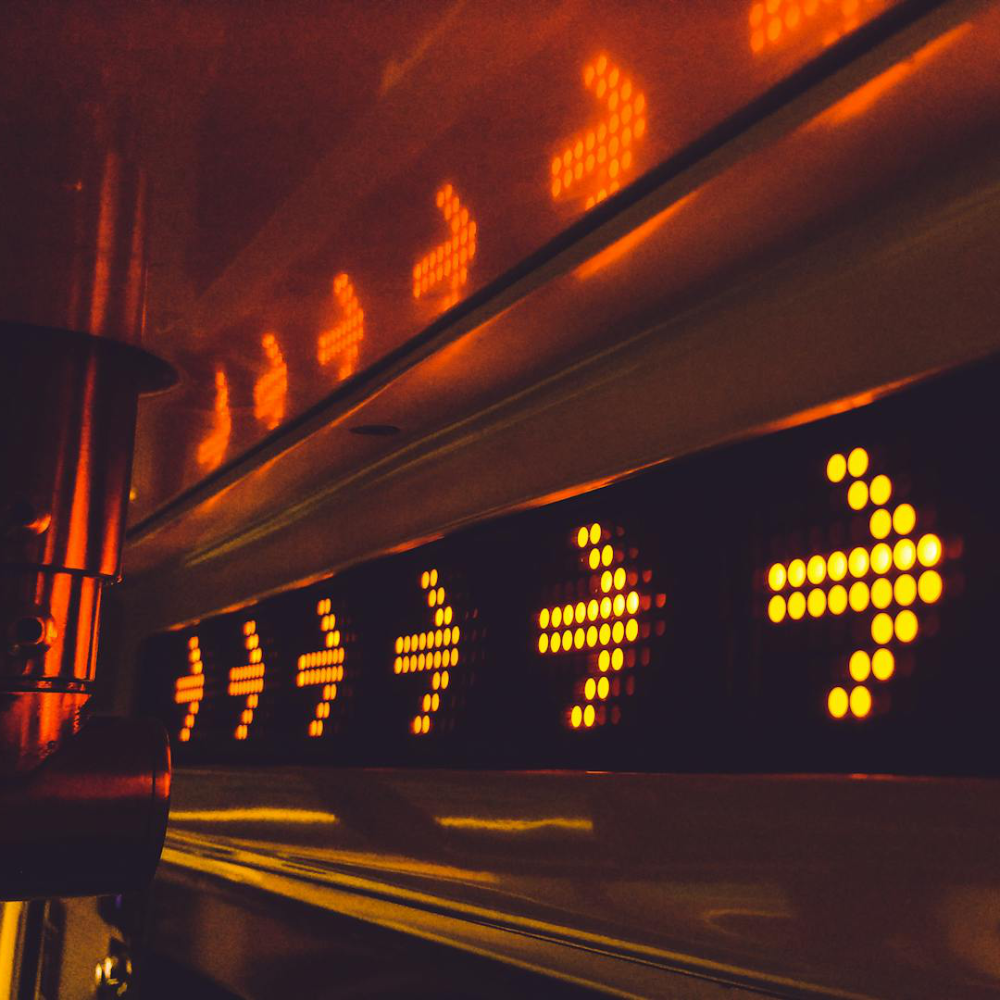 Illuminated sign with arrows.
