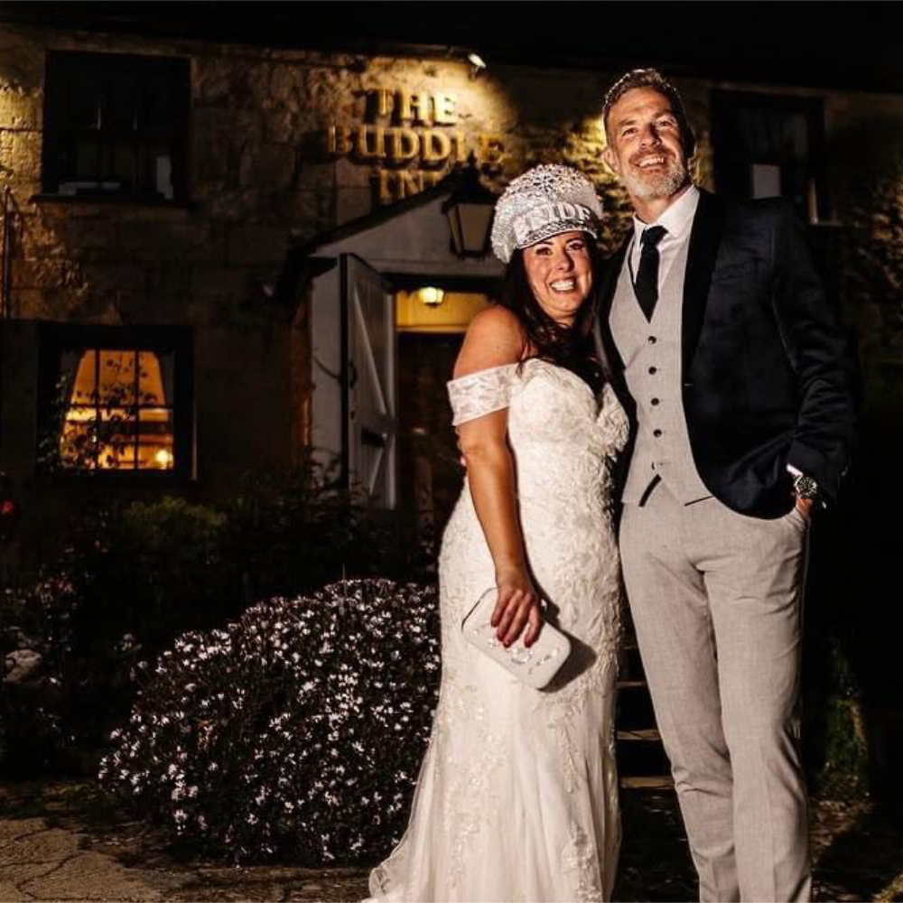 A wedding couple in the evening light of a pub.