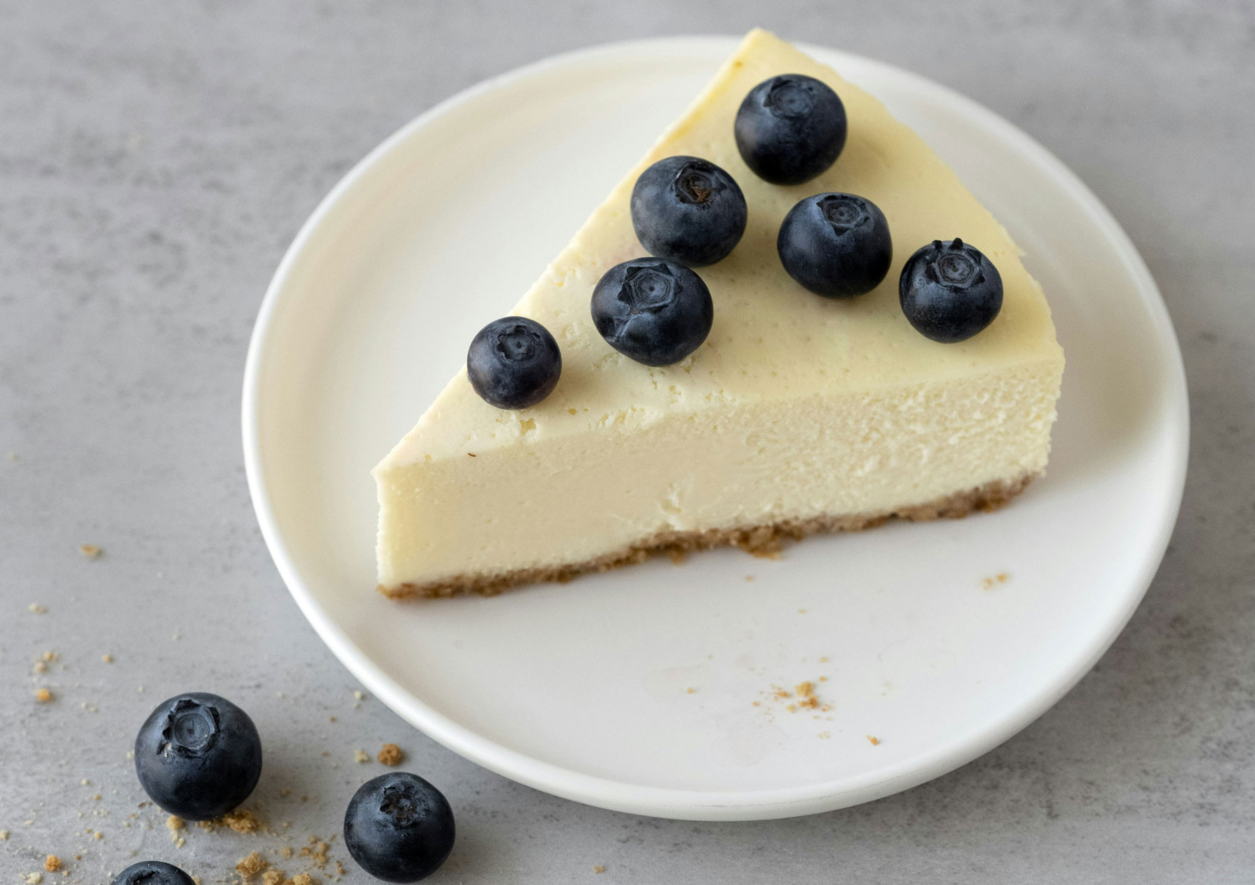 Ein Stück No Bake Cheesecake mit Heidelbeeren