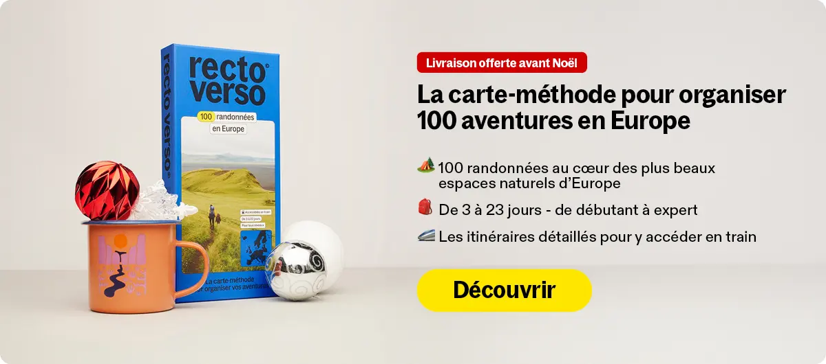 Boîte bleue du guide 'recto verso' pour organiser 100 randonnées en Europe, avec une tasse orange décorée, une boule de Noël rouge et une boule blanche à motifs, et texte décrivant les avantages de ce guide.