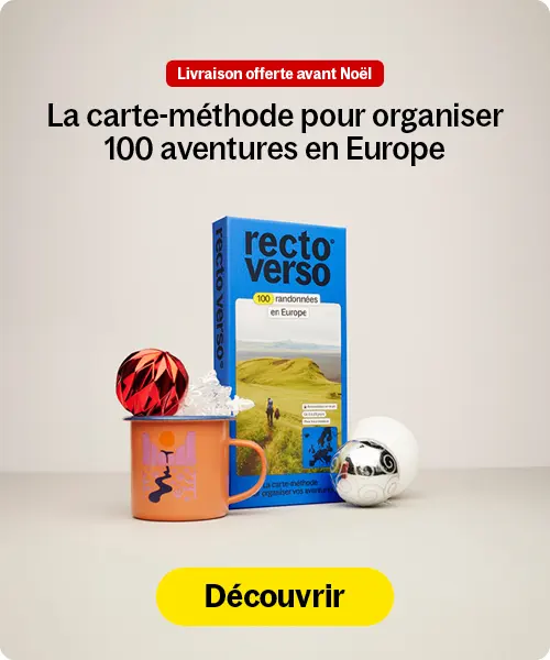 Boîte bleue du jeu Recto Verso 100 randonnées en Europe avec une tasse orange décorée, une boule rouge et une boule argentée en décoration, texte annonçant la livraison offerte avant Noël.