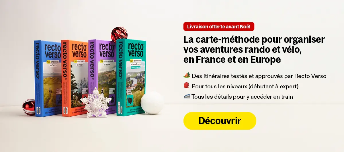 Quatre guides de randonnée colorés de Recto Verso alignés à côté de décorations de Noël, avec texte promotionnel sur l'organisation d'aventures rando et vélo en France et en Europe.
