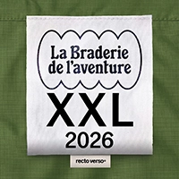 Étiquette de vêtement blanche avec texte noir indiquant La Braderie de l'aventure XXL 2026 sur tissu vert.