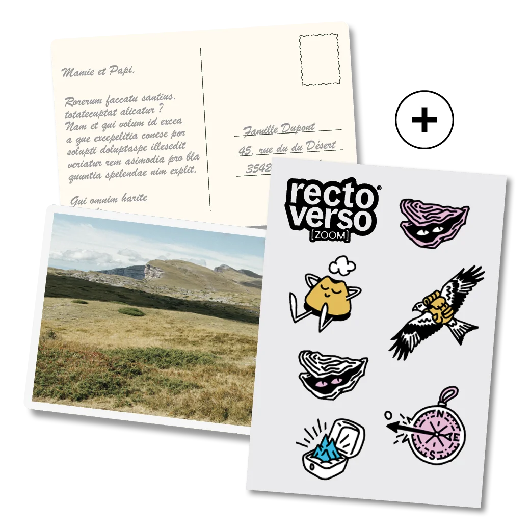 Carte postale écrite en français avec photo de paysage montagneux et planche d'autocollants avec motifs variés dont une boussole, un aigle et un chat.