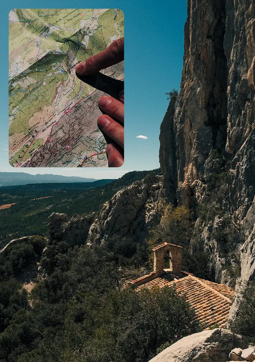 Personne avec un sac à dos et des bâtons de marche avançant sur un sentier enneigé entouré d'arbres couverts de neige.