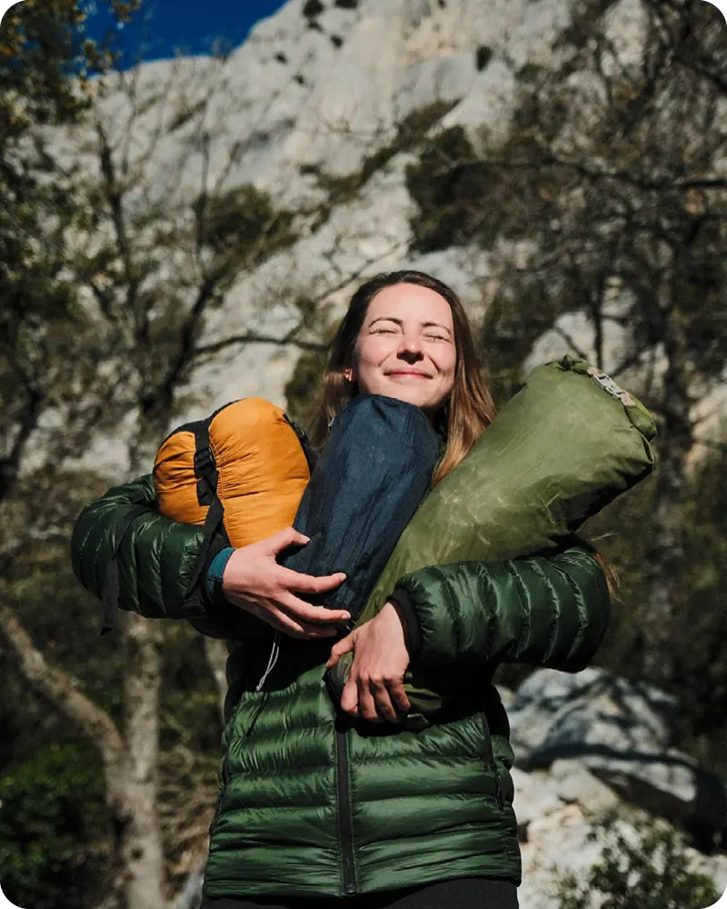 Couverture du guide 2026 pour la randonnée hivernale avec deux randonneurs marchant sur un sentier enneigé en montagne.