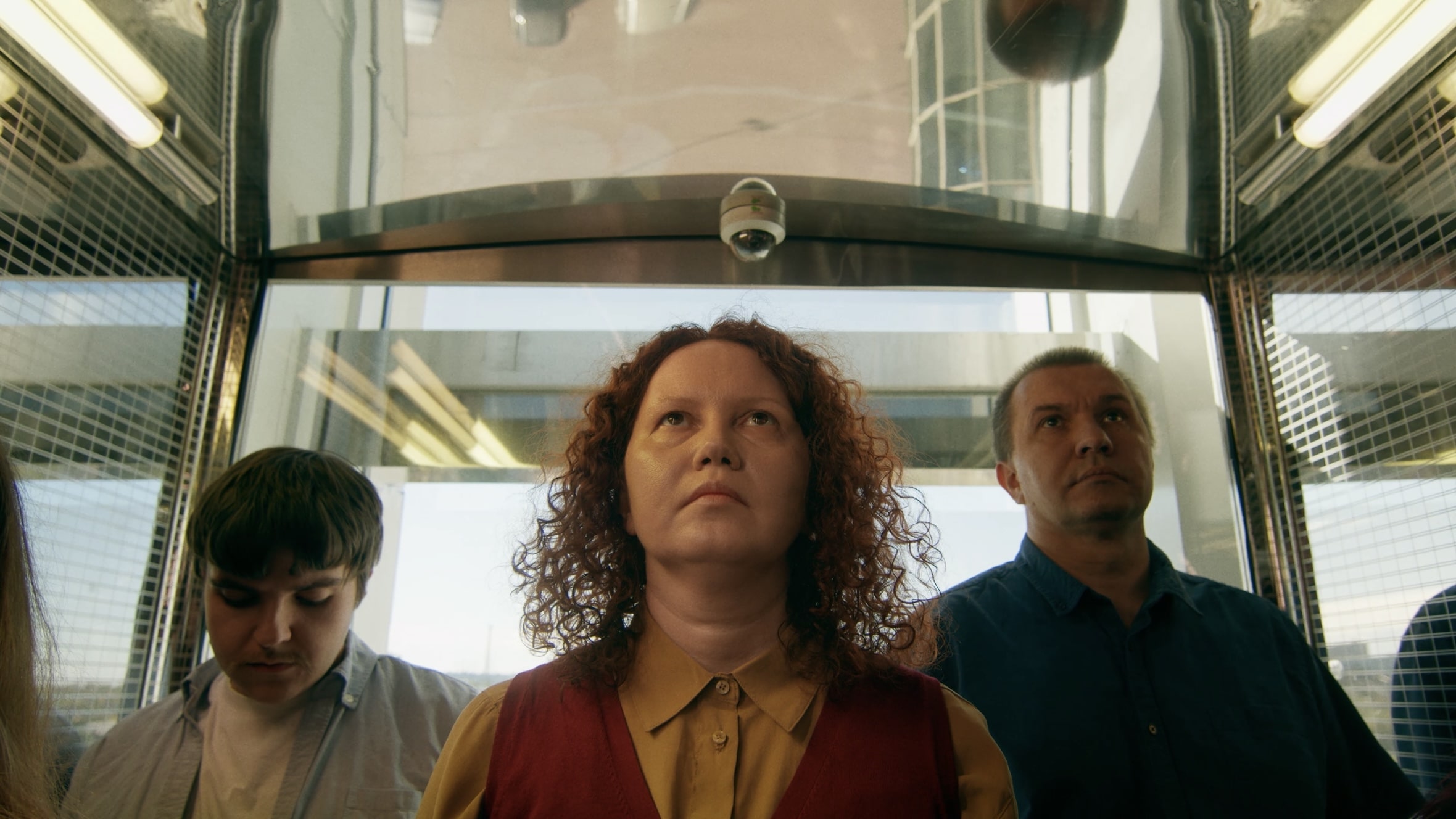 Це було навесні 2025. Після успішного маніфесту про жіночі стереотипи до 8 березня, до нас знову звернулася ГО “Сфера” із важливою задачею – зняти ролик, що висвітлює проблеми дискримінації ЛГБТК+ людей на робочих місцях. Тож, ми взялися за цю тему та почали розробку креативної ідеї!