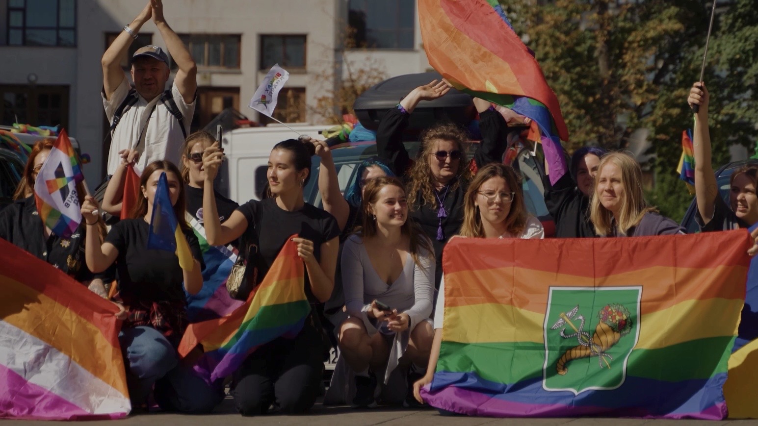 Це було восени 2025.
Після декількох успішних співпраць до нас прийшли ХЖО “Сфера” із запитом на створення звітного ролику, що покаже всю діяльність організації за весь період реалізації проєкту. Ми відповідально взялись за цю задачу та почали роботу)