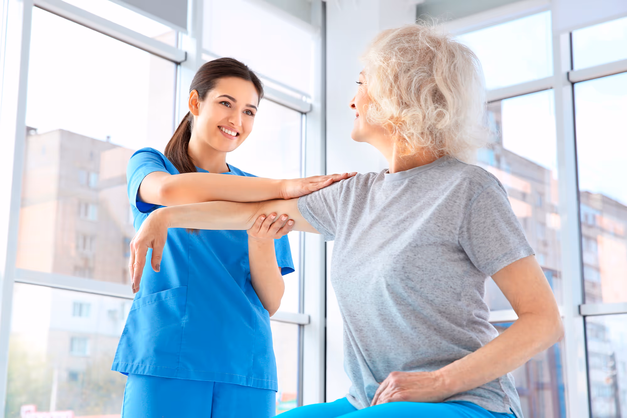 Patientin mit Arthrose bei der Physiotherapie