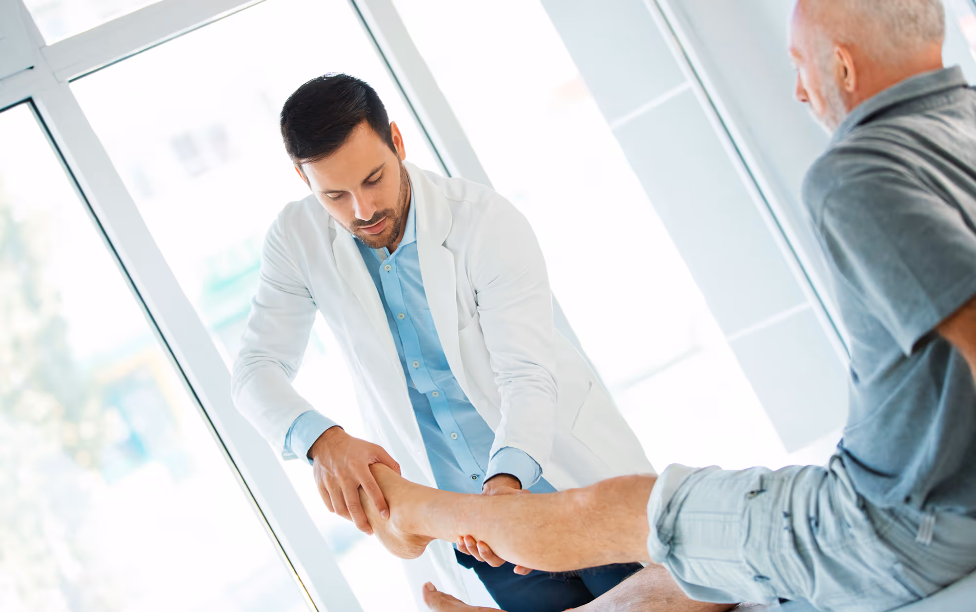 Patient in der Arthrose Behandlung