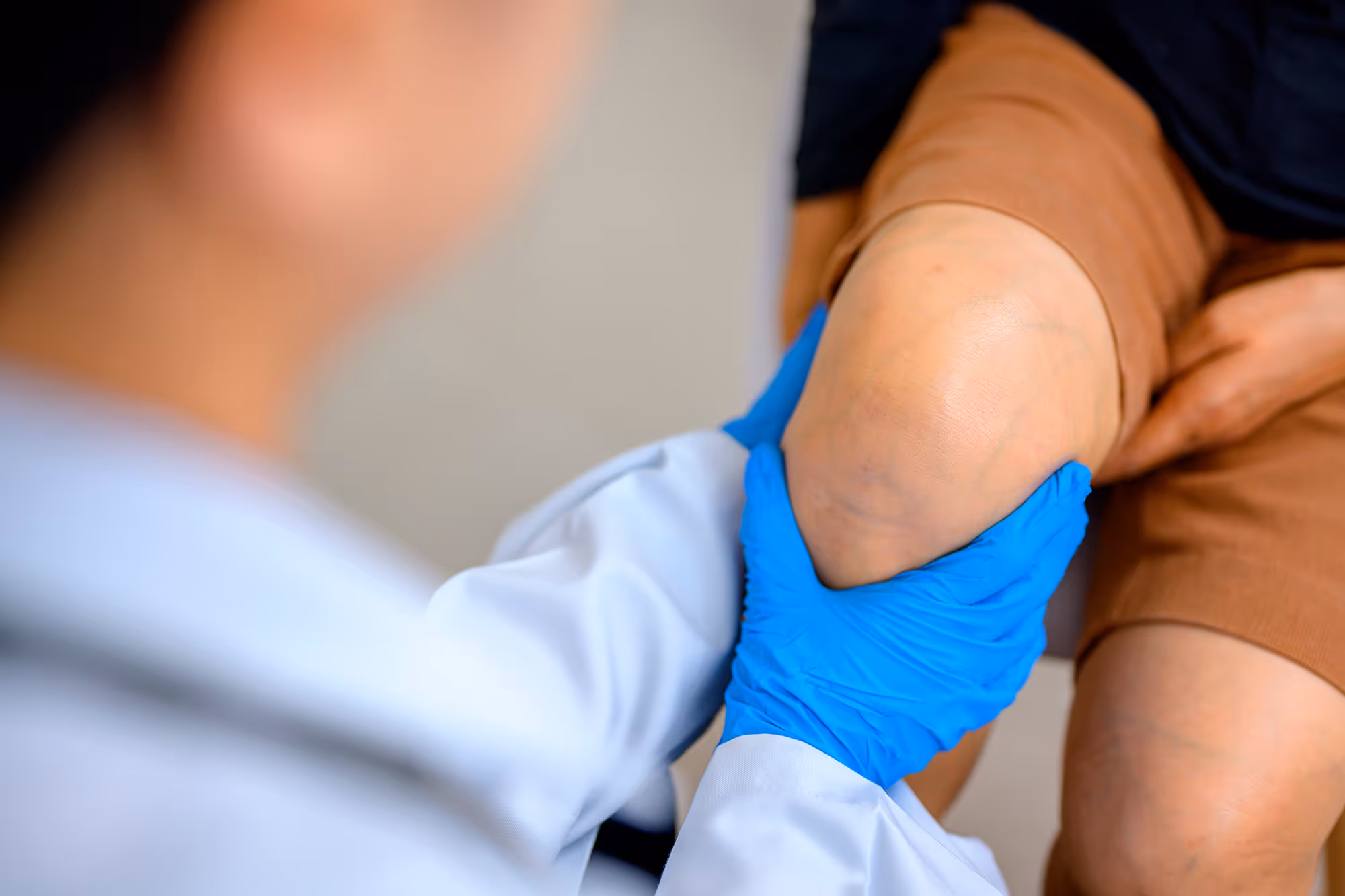 Patient bei der Untersuchung von Arthrose