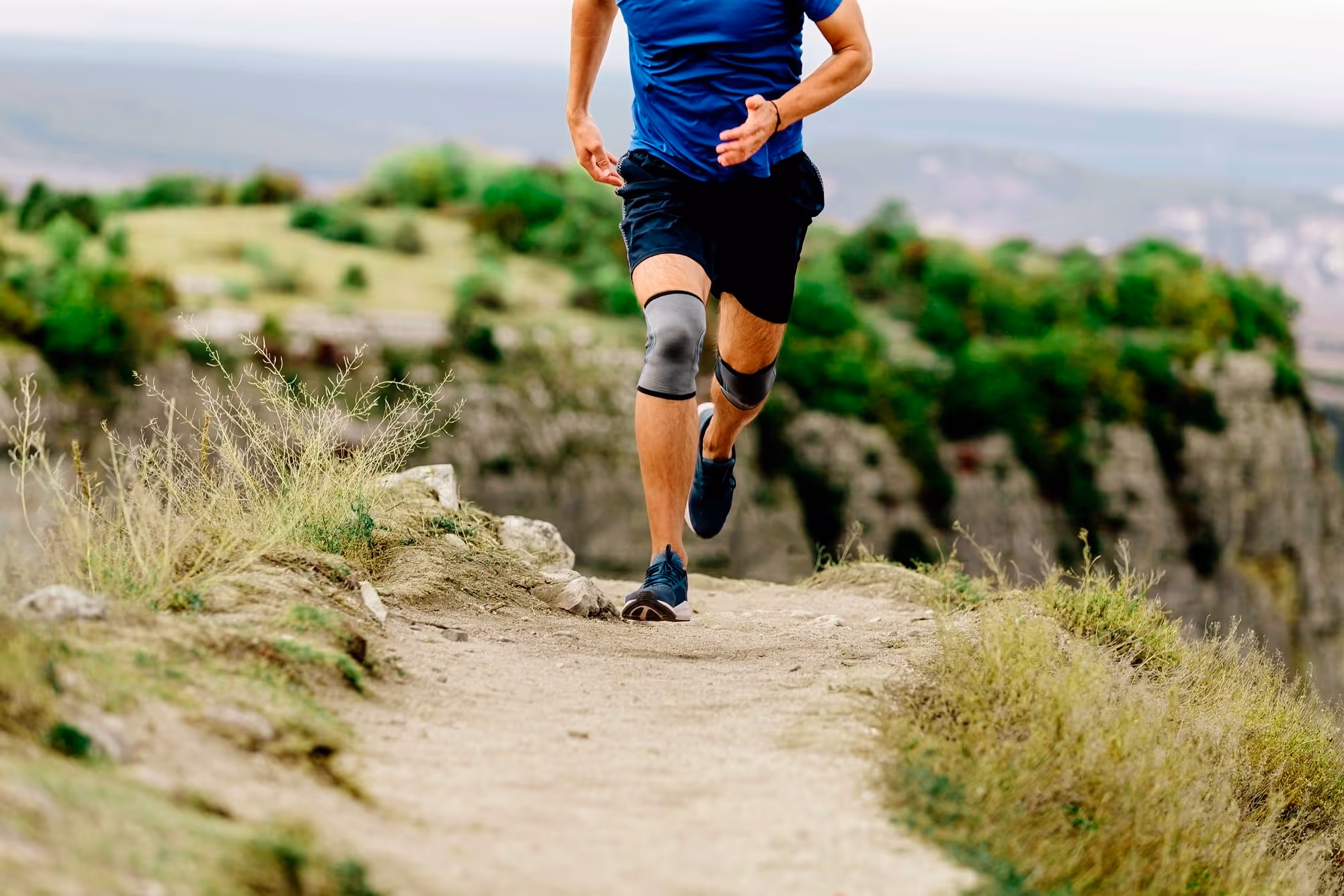 Jogger mit Patellaspitzensyndrom (Jumper’s Knee)