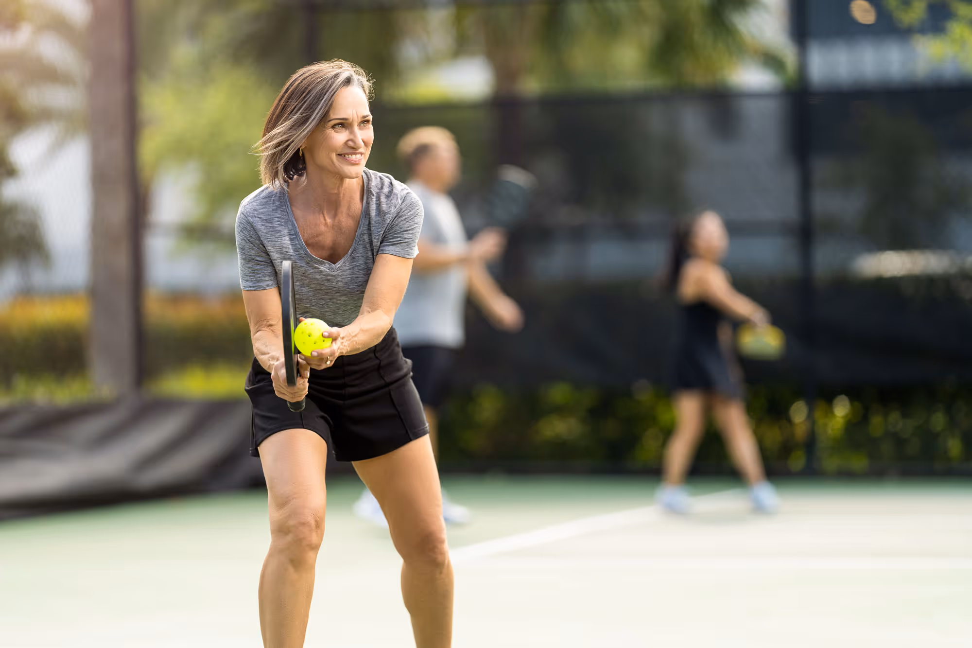 Tennispielerin mit Tennisarm (Epicondylitis)