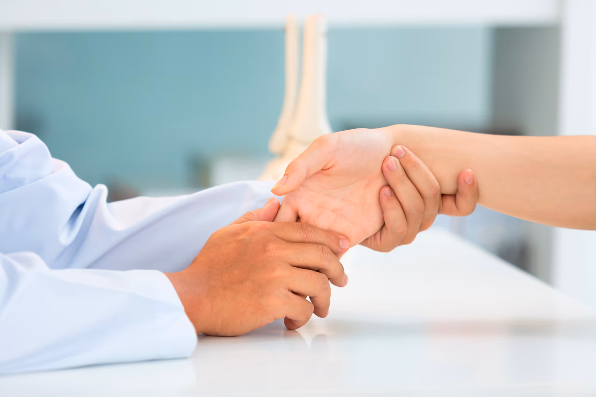 Bild zeigt Hand mit Fingerarthrose (Fingergelenkarthrose)