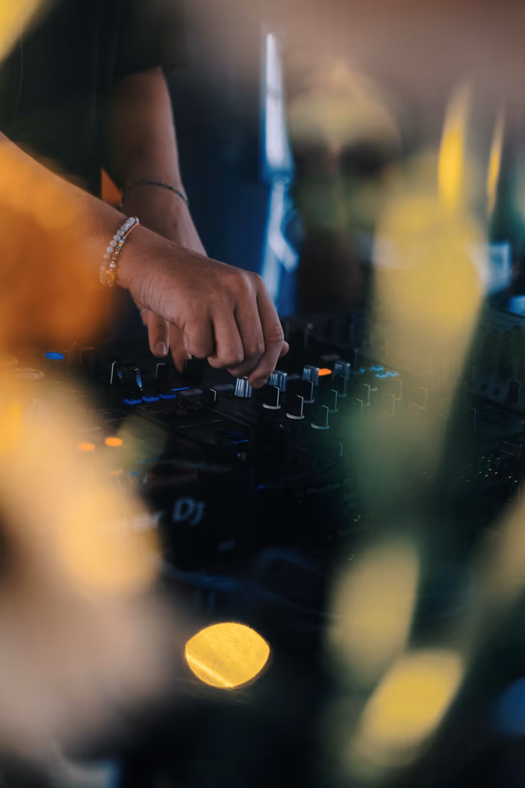 Een dj aan de knoppen