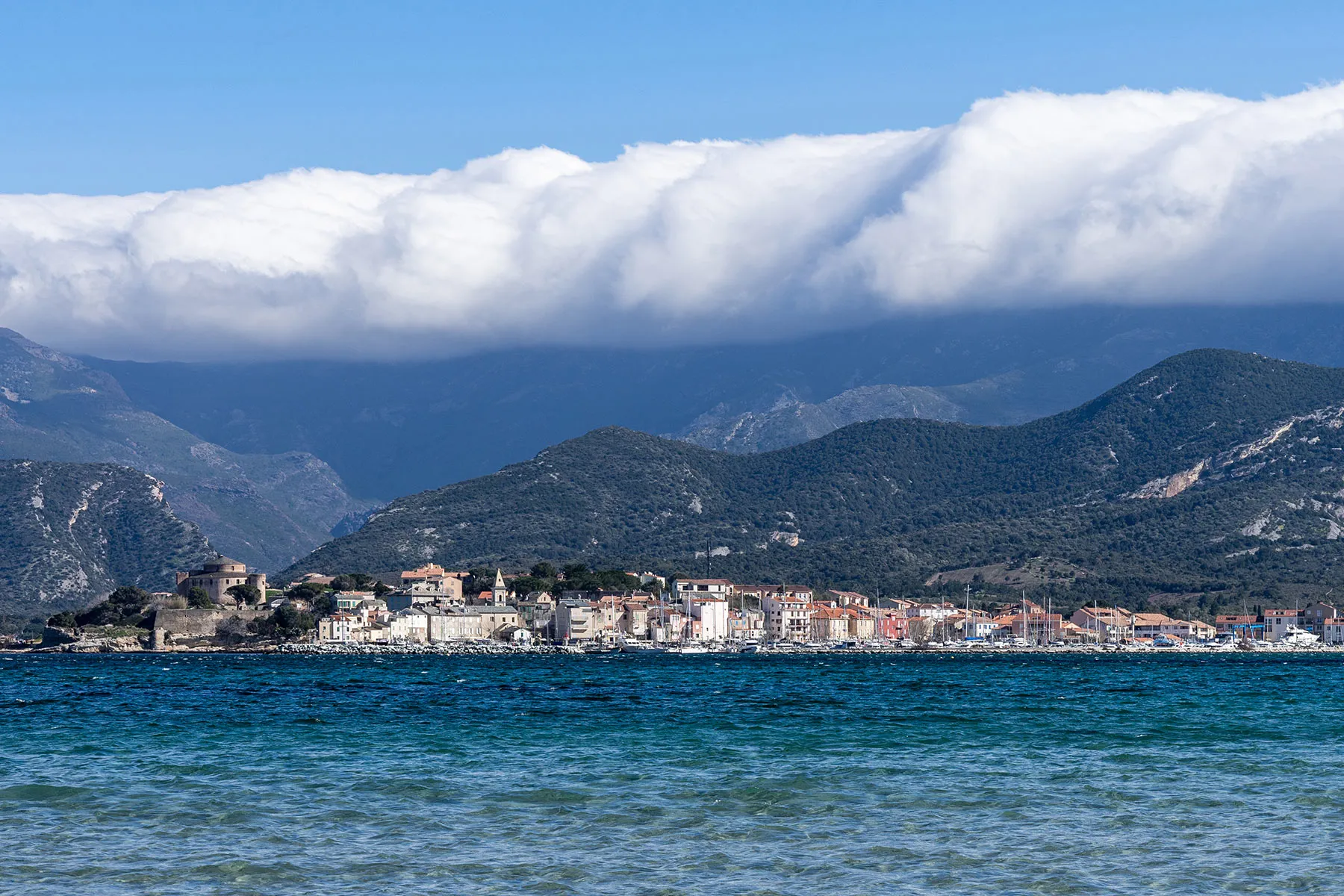 Saint Florent, ligne d'arrivée de la randonnée dans le désert des Agriates