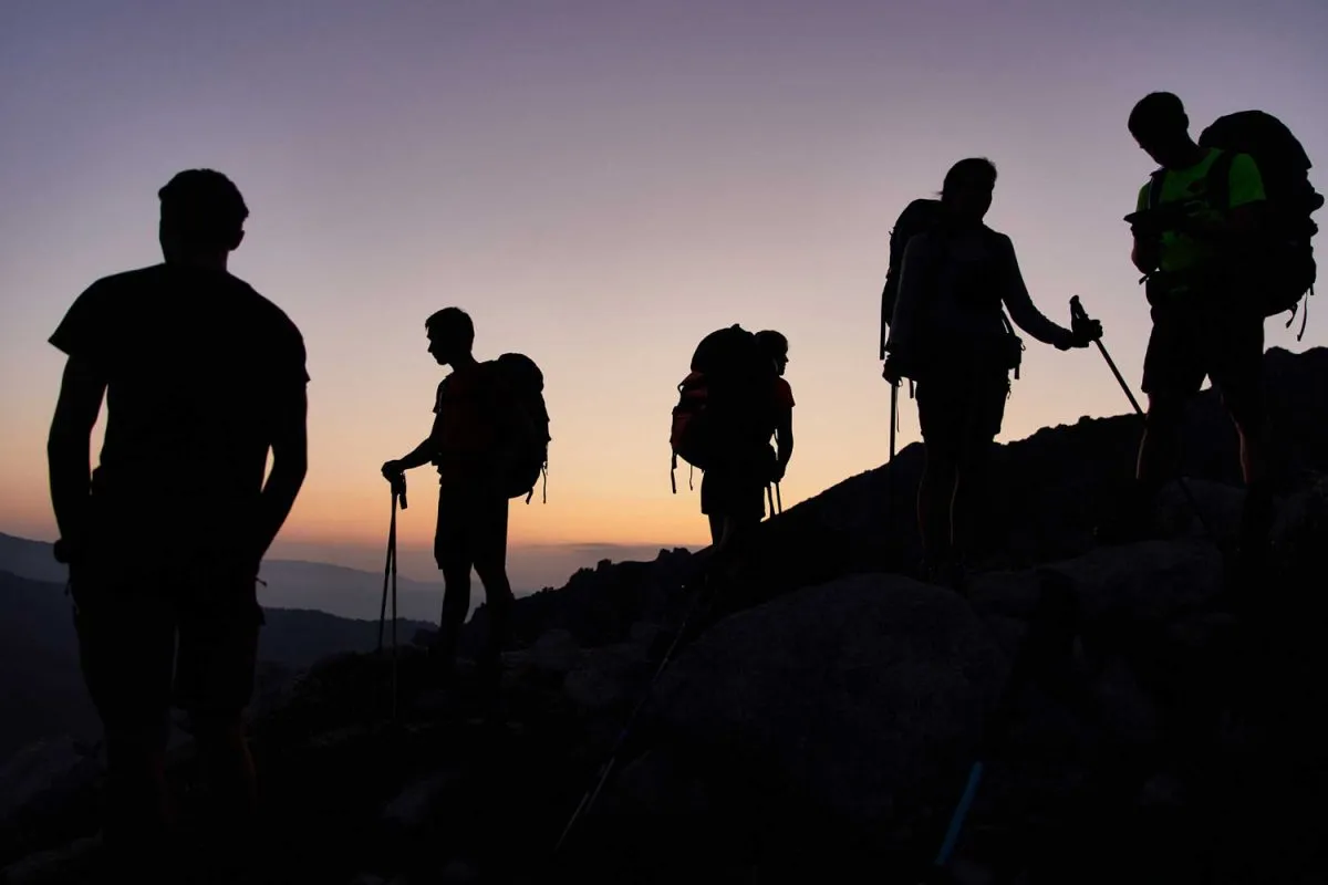 Randonneurs sur un couché de soleil lors du GR20 en Corse.
