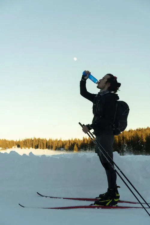 On s'hydrate avant de reprendre le chemin de la Grande Traversée du Jura à ski de fond