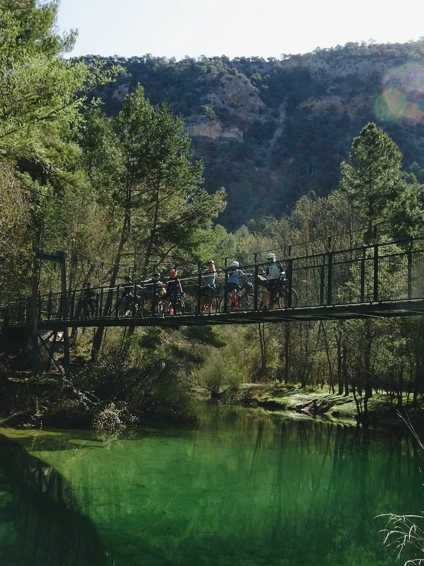 À vélo sur une passerelle en Laponie espagnole