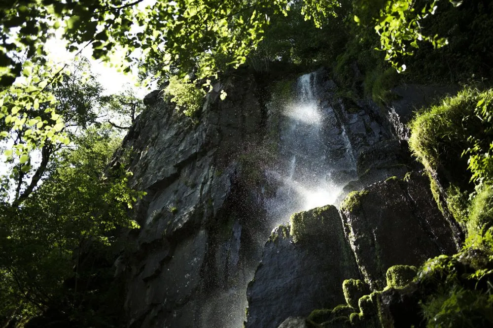Lors de cette rando dans les Vosges, on peut se rafraîchir à cascade du Nideck.