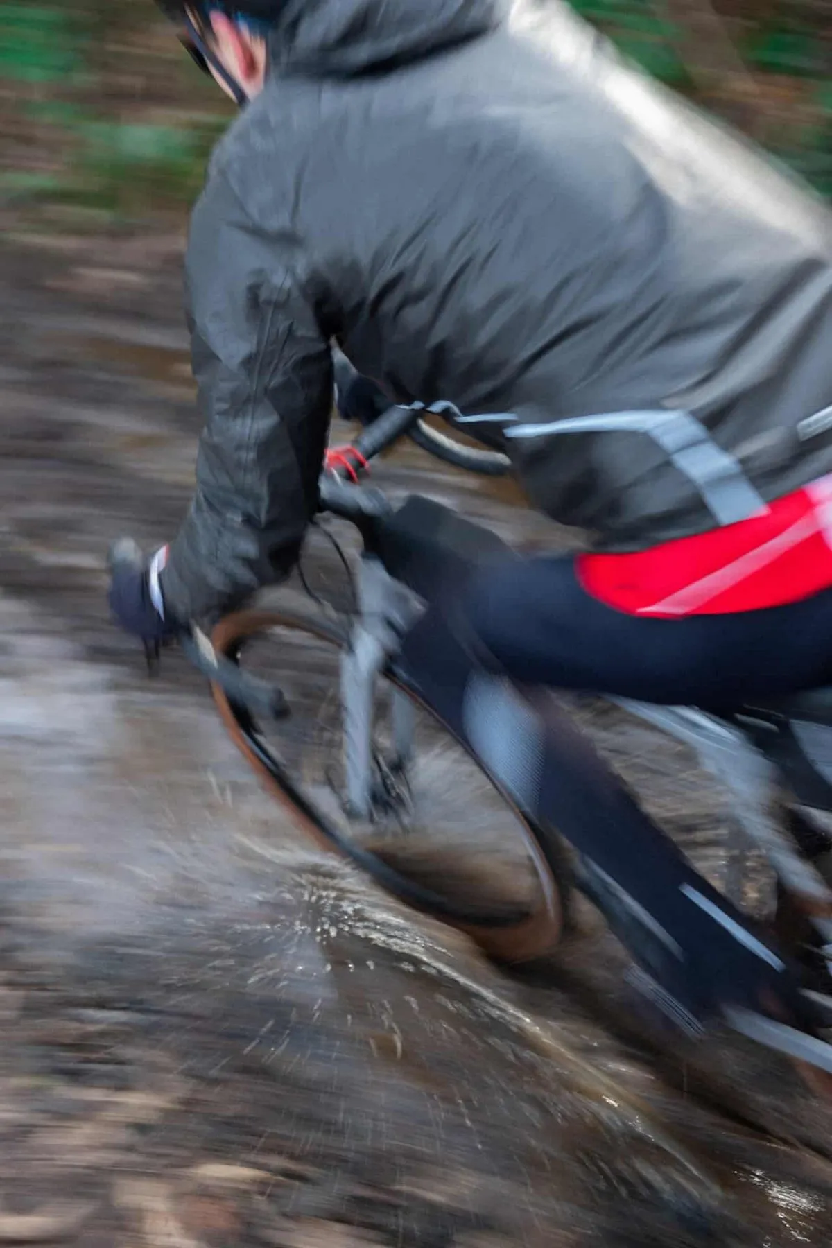 Les chemins agricoles du Calvados pleins d'ornières compliquent notre progression à vélo