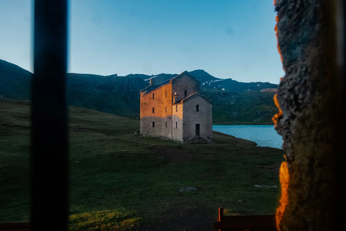 Sur le chemin de notre itinéraire Chamonix Milan en Gravel : le Refuge Miserin