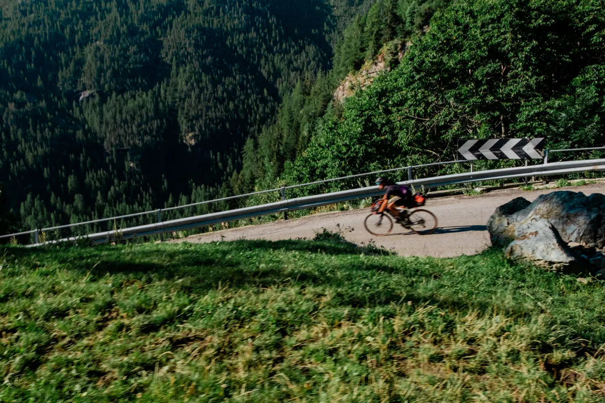 Enfin de la descente dans cet itinéraire Chamonix Milan en gravel