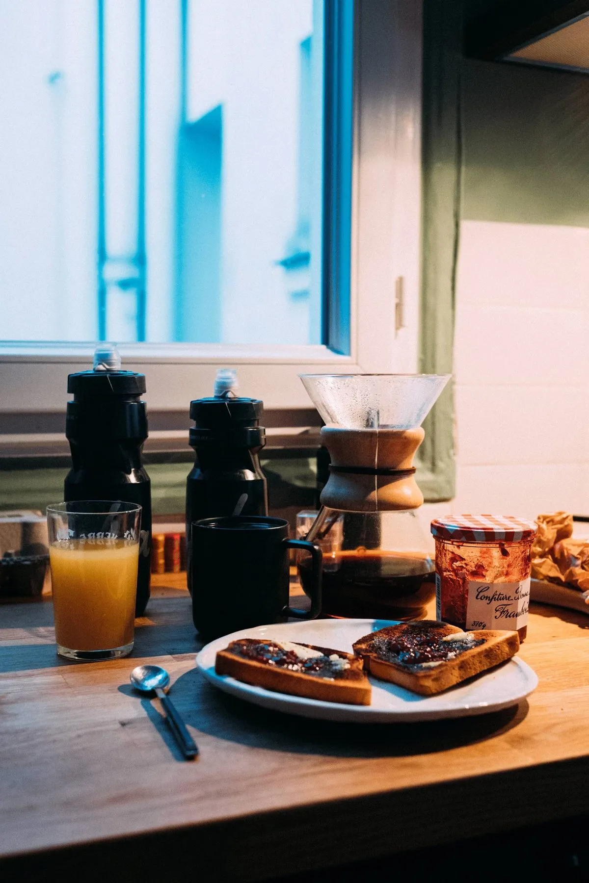 Les bons itinéraires de gravel à Paris commencent par un petit-déjeuner.