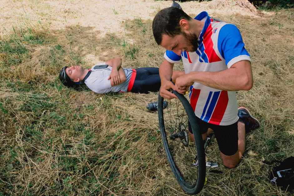 Toujours prévoir un kit de réparation en cas de crevaison pour votre vélo gravel.