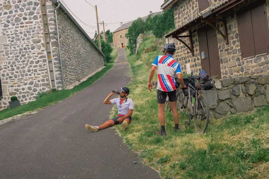 En vélo gravel à travers les Monts d'Ardèche : l'heure de la pause !