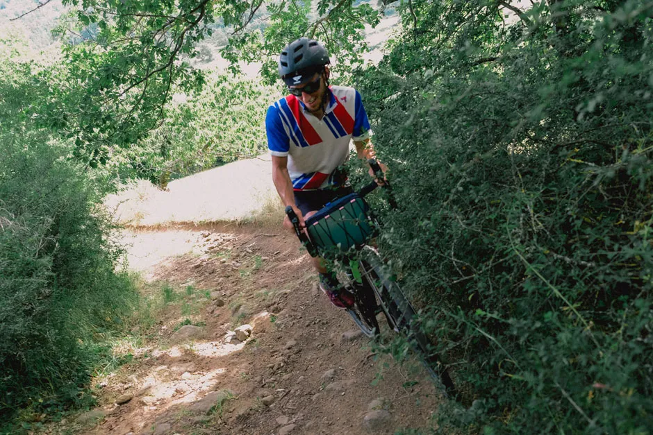 Sur les chemins des Monts d'Ardèche, en vélo gravel.