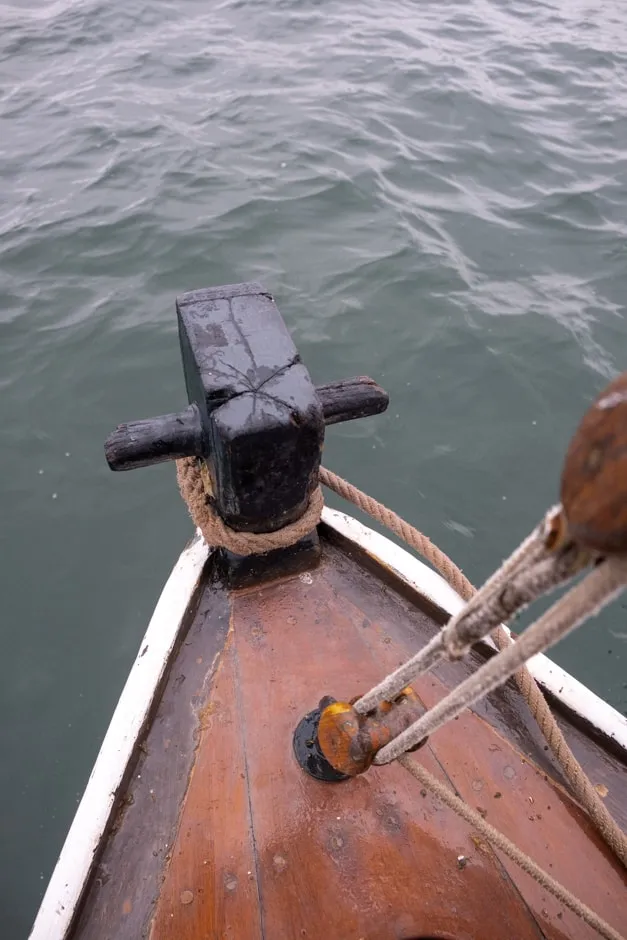 La proue d'un bateau croisée lors de cette randonnée en Bretagne.