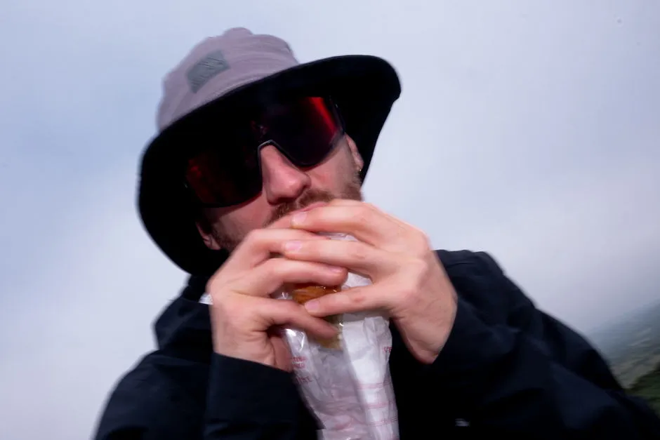 Thomas photographié en randonnée en Bretagne.